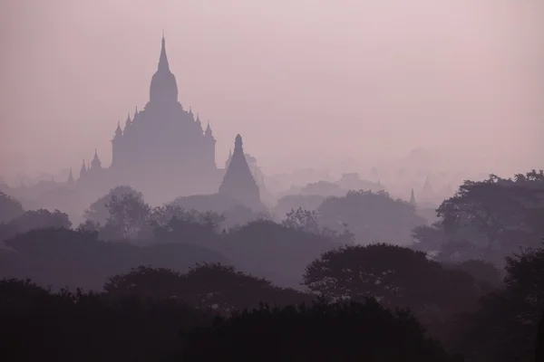 Chrámy Bagan při východu slunce v Myanmaru — Stock fotografie