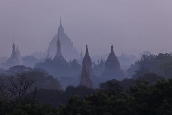 Los templos de Bagan al amanecer en Myanmar — Foto de Stock