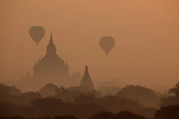 Los templos de Bagan al amanecer en Myanmar — Foto de Stock