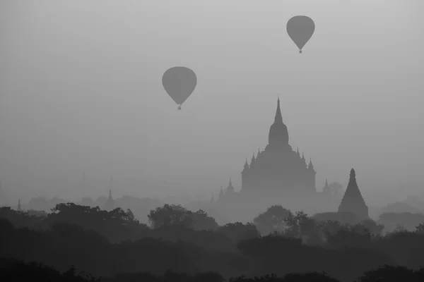The temples of Bagan at sunrise in Myanmar — Stock Photo, Image