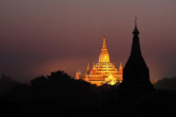 蒲甘日出时在缅甸的寺庙 — 图库照片