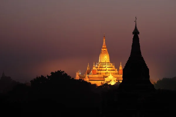 Los templos de Bagan al amanecer en Myanmar — Foto de Stock