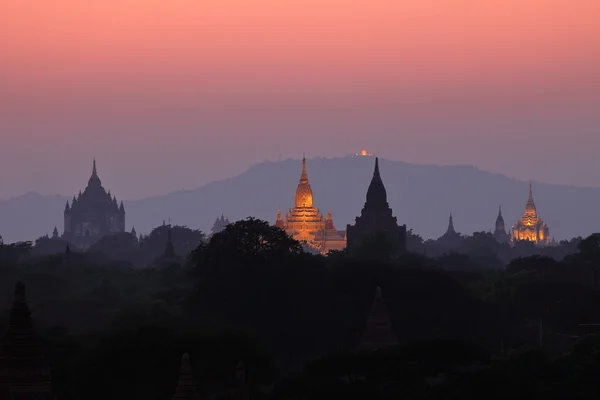 Die Tempel der Heiden bei Sonnenaufgang in Myanmar — Stockfoto