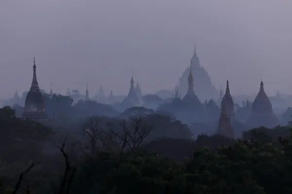 I templi di Bagan all'alba in Myanmar — Foto Stock