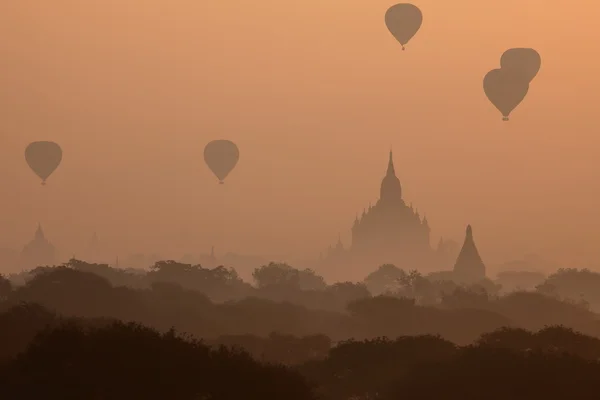 De tempels van Bagan bij zonsopgang in Myanmar — Stockfoto