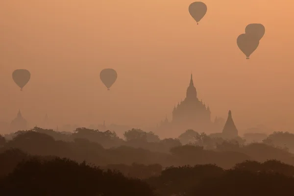 Los templos de Bagan al amanecer en Myanmar — Foto de Stock