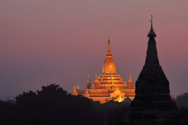 Los templos de Bagan al amanecer en Myanmar — Foto de Stock