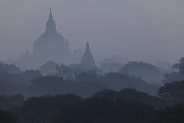 Los templos de Bagan al amanecer en Myanmar — Foto de Stock