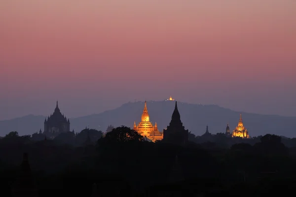 Los templos de Bagan al amanecer en Myanmar — Foto de Stock