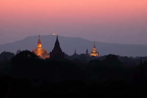 Los templos de Bagan al amanecer en Myanmar — Foto de Stock