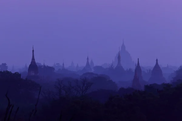 De tempels van Bagan bij zonsopgang in Myanmar — Stockfoto
