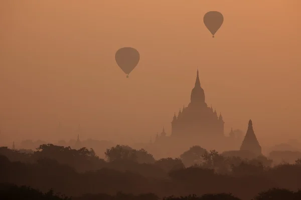 Los templos de Bagan al amanecer en Myanmar — Foto de Stock