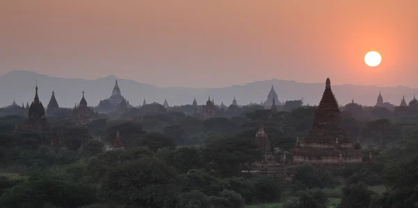 Los templos de Bagan al amanecer en Myanmar — Foto de Stock