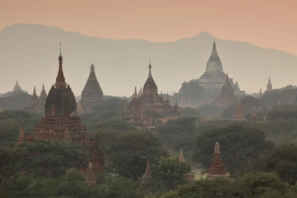 Los templos de Bagan al amanecer en Myanmar — Foto de Stock