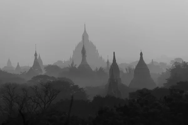 Los templos de Bagan al amanecer en Myanmar — Foto de Stock