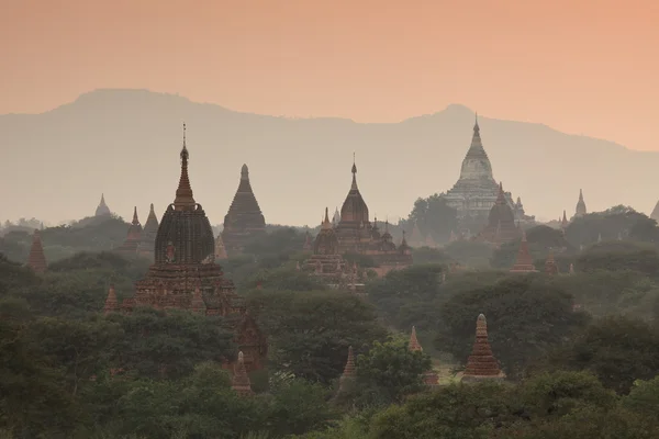 Los templos de Bagan al amanecer en Myanmar — Foto de Stock