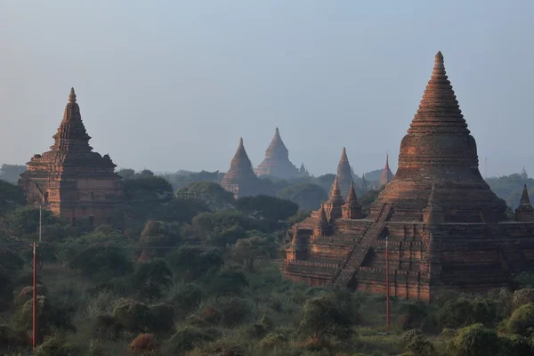 Les temples de Bagan au lever du soleil au Myanmar — Photo