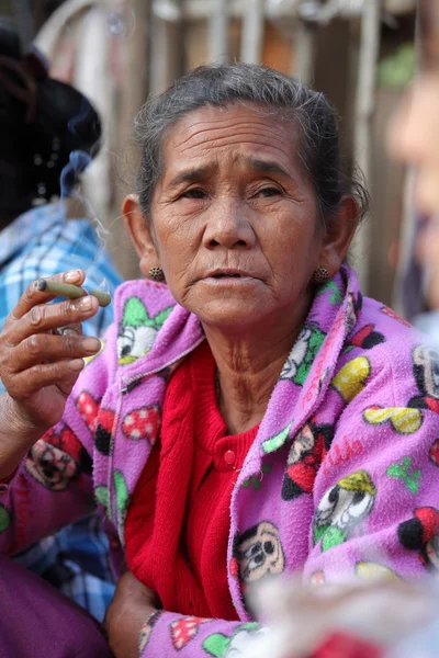 Alte Frau aus Burma beim Zigarrenrauchen — Stockfoto