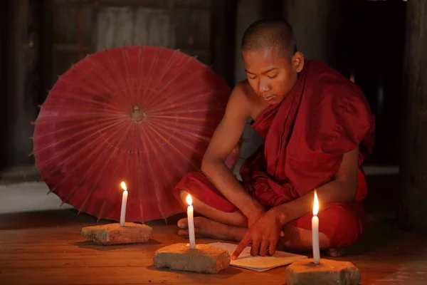 Buddhistischer Mönch in den Tempeln von Bagan — Stockfoto