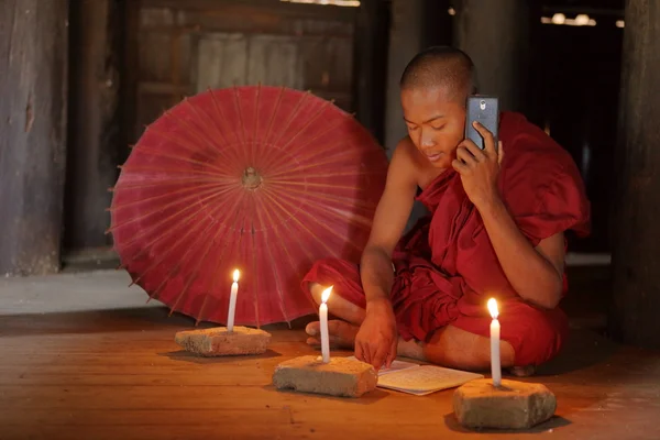 Buddhistischer Mönch in den Tempeln von Bagan — Stockfoto