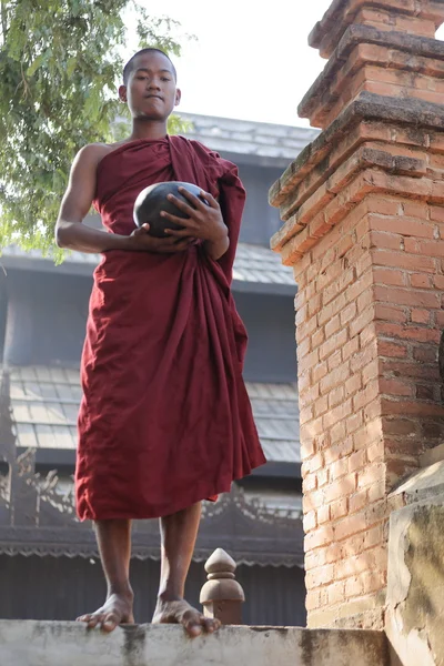 バガンの寺院で僧侶 — ストック写真
