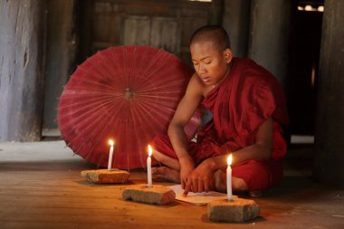 Budist rahip Bagan tapınaklarda