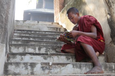 Budist rahip Bagan tapınaklarda