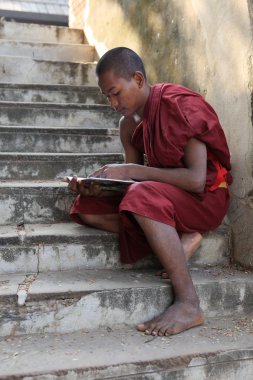 Budist rahip Bagan tapınaklarda