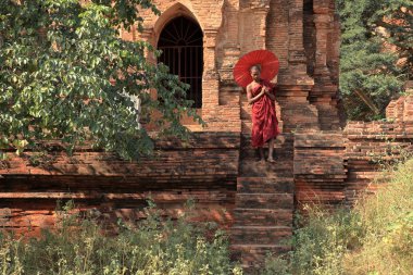 Budist rahip Bagan tapınaklarda
