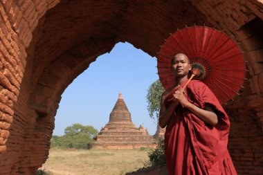 Budist rahip Bagan tapınaklarda