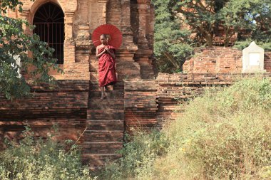 Budist rahip Bagan tapınaklarda