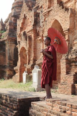 Budist rahip Bagan tapınaklarda