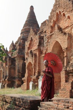 Budist rahip Bagan tapınaklarda