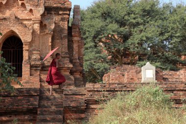 Budist rahip Bagan tapınaklarda