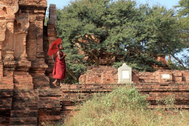 Budist rahip Bagan tapınaklarda