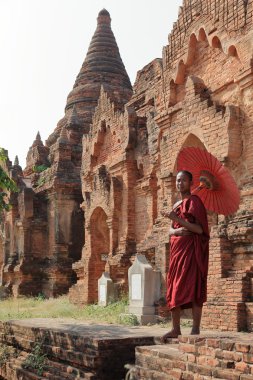 Budist rahip Bagan tapınaklarda