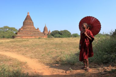 Budist rahip Bagan tapınaklarda