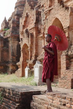 Budist rahip Bagan tapınaklarda