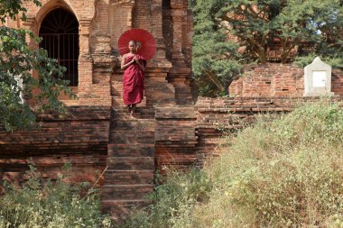 Budist rahip Bagan tapınaklarda