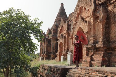 Budist rahip Bagan tapınaklarda