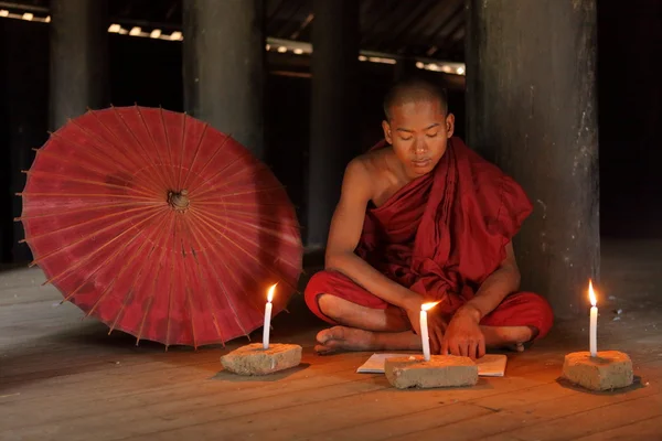 Буддійський чернець в храми Баган — стокове фото