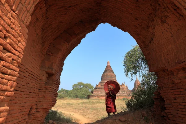 Budist rahip Bagan tapınaklarda