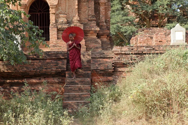 Budist rahip Bagan tapınaklarda