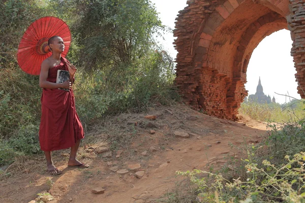 バガンの寺院で僧侶 — ストック写真