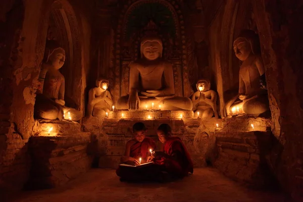 Buddhist monks at prayer — Stock Photo, Image