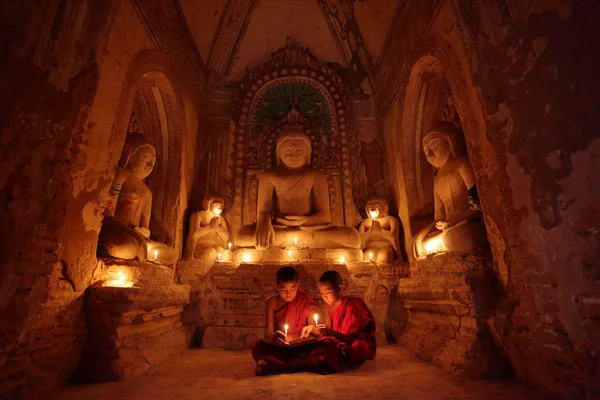 祈りの仏教僧 — ストック写真