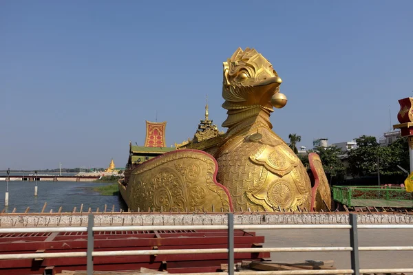 缅甸的镀金船 — 图库照片