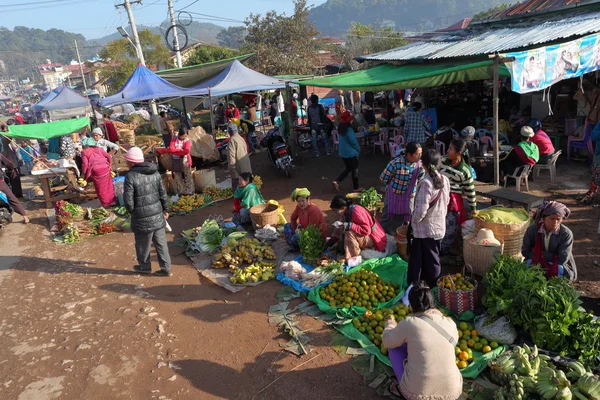 De weekmarkt van Kalaw in Myanmar, 20 December 2015 — Stockfoto