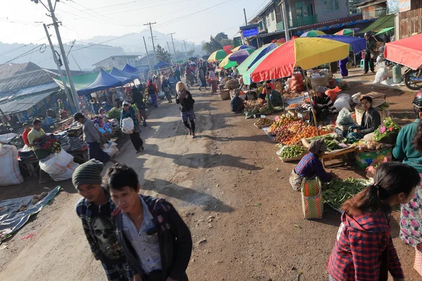 Il mercato settimanale di Kalaw in Myanmar, 20 dicembre 2015 — Foto Stock