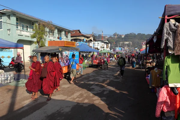 O mercado semanal de Kalaw em Mianmar, 2015 20 de dezembro — Fotografia de Stock